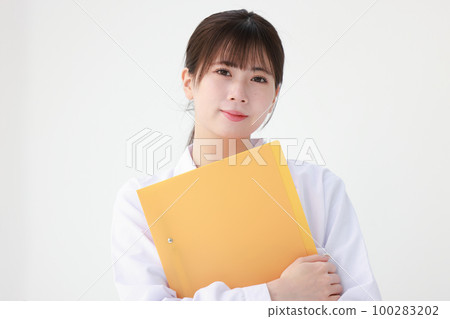 一件白色外套的一個少婦有橙色文件1 一件白色外套的一個少婦有橙色文件1 100283202