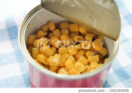 canned sweet corn close up . 100284006