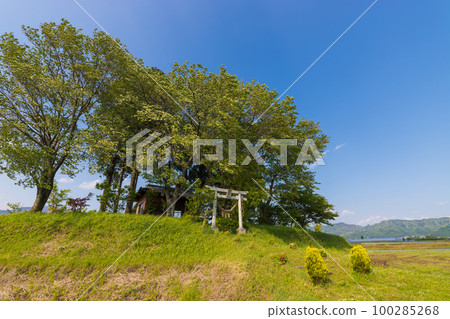 中子八幡神社的鳥居和藍天（熊本縣南阿蘇） 100285268