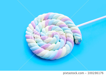 Round and twisted colorful marshmallow lollipop with stick 100286176