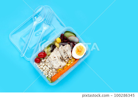 Salad with meat and vegetables in plastic package box 100286345
