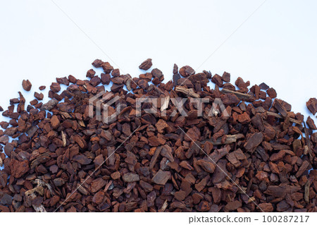 Pine bark is an ingredient for cultivation. Beneficial to the soil and plants. Pine bark is an ingredient for cultivation. Beneficial to the soil and plants. 100287217