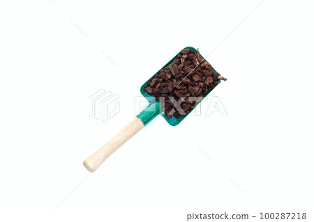 Pine bark is an ingredient for cultivation. Beneficial to the soil and plants. 100287218