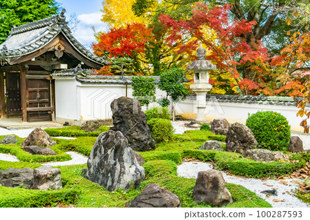 北山本年山正善寺的秋葉,京都園內 北山本年山正善寺的秋葉,京都園內 100287593