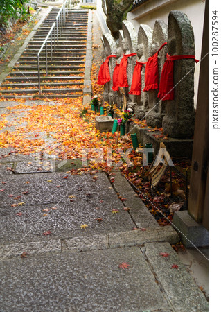 京都北山法年山正善寺的秋葉 Welcome Jizo 京都北山法年山正善寺的秋葉 Welcome Jizo 100287594