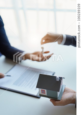 Real estate company to buy houses and land are delivering keys and houses to customers after agreeing to make a home purchase agreement and make a loan agreement 100289109