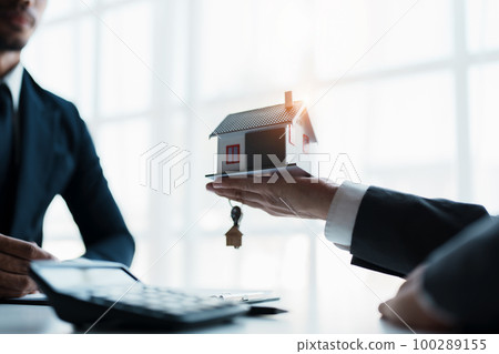 Real estate company to buy houses and land are delivering keys and houses to customers after agreeing to make a home purchase agreement and make a loan agreement Real estate company to buy houses and land are delivering keys and houses to customers after agreeing to make a home purchase agreement and make a loan agreement 100289155