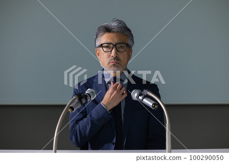 一個看起來像道歉採訪的白髮男人 100290050