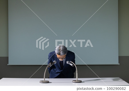 A man with gray hair who looks like an apology interview 100290082