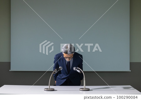 A man with gray hair who looks like an apology interview 100290084