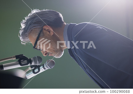 一個看起來像道歉採訪的白髮男人 100290088