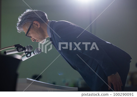 A man with gray hair who looks like an apology interview 100290091