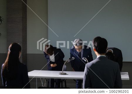 一個看起來像道歉採訪的白髮男人 100290201