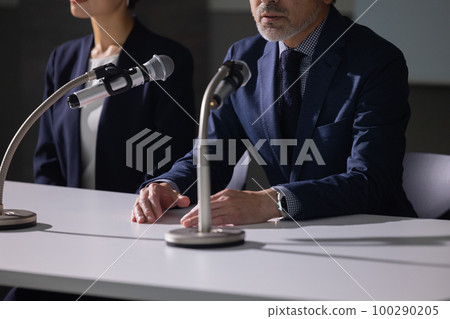 一個看起來像道歉採訪的白髮男人 100290205