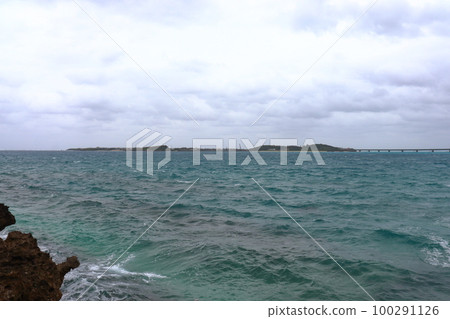 從宮古島的西邊名崎看到的池間島 100291126