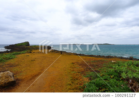 從宮古島的西邊名崎看到的池間島 從宮古島的西邊名崎看到的池間島 100291127