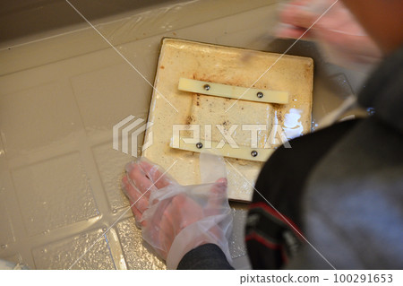 Man's hand cleaning the bath tub panel Man's hand cleaning the bath tub panel 100291653