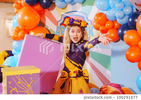 woman actor play at a children's party. woman actor play at a children's party. 100291877