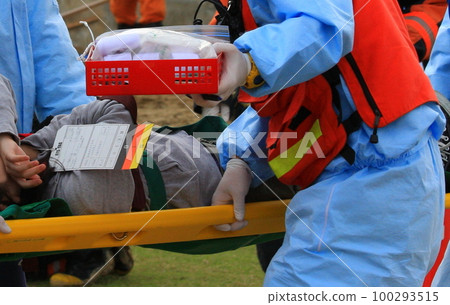 An injured person on a stretcher with a triage tag (photographed at the disaster prevention training venue) An injured person on a stretcher with a triage tag (photographed at the disaster prevention training venue) 100293515