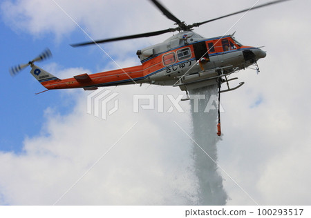 Wakayama prefecture disaster prevention helicopter water discharge display (photographed at the disaster prevention training venue) 100293517