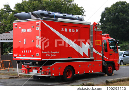 集裝箱式裝載平台水上救援車(攝於防災訓練場) 集裝箱式裝載平台水上救援車(攝於防災訓練場) 100293520
