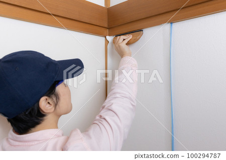 Working with a brush on the wall cloth Working with a brush on the wall cloth 100294787