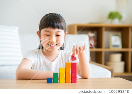 搭積木的小學生 100295248