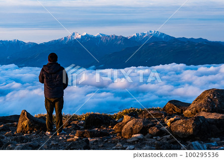 來馬山的黎明（從山頂眺望南阿爾卑斯山） 100295536