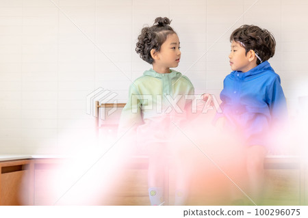 兒童生活方式廚房食物對話 兒童生活方式廚房食物對話 100296075