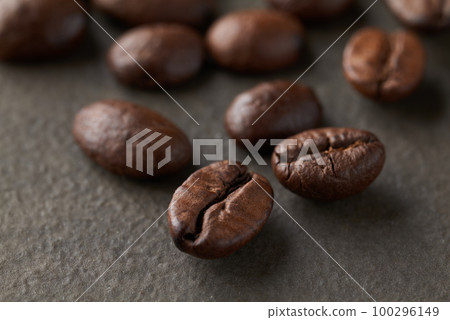 Close up of coffee beans 100296149