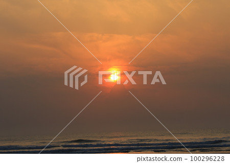 Sunrise scenery from the Kujukuri coast 100296228