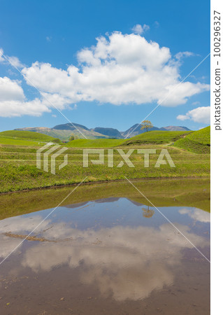 Paddy fields and blue sky in Ogi Tanada (Ubuyama Village, Kumamoto Prefecture) Paddy fields and blue sky in Ogi Tanada (Ubuyama Village, Kumamoto Prefecture) 100296327