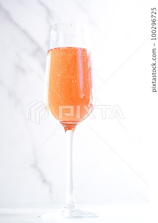 Chilled rosé champagne (sparkling wine) Chilled rosé champagne (sparkling wine) 100296725