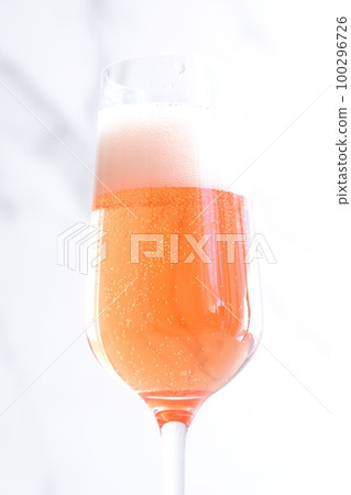 Chilled rosé champagne (sparkling wine) Chilled rosé champagne (sparkling wine) 100296726
