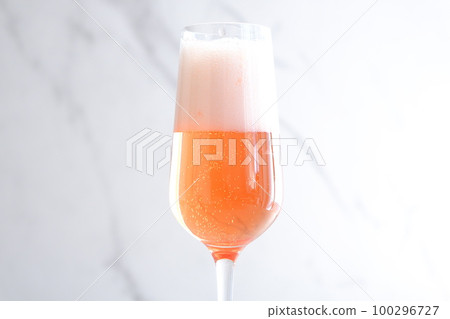 Chilled rosé champagne (sparkling wine) Chilled rosé champagne (sparkling wine) 100296727