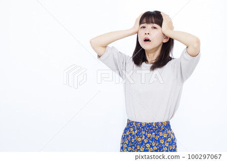 A woman in her thirties who is surprised to hold her head A woman in her thirties who is surprised to hold her head 100297067