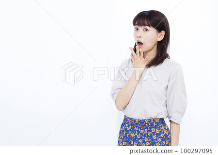 A woman in her thirties who is surprised 100297095