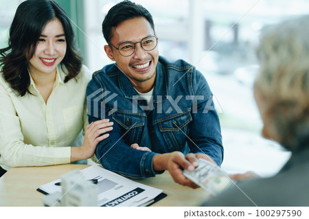 The bank's credit officer released the loan after a male business owner entered into an insurance contract using the mortgaged home property. The bank's credit officer released the loan after a male business owner entered into an insurance contract using the mortgaged home property. 100297590