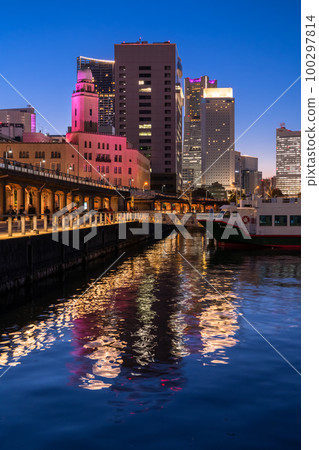 《Kanagawa Prefecture》 Night view of Yokohama Port Town, Elephant Nose Park 100297814
