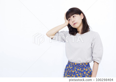 A woman in her thirties who has a headache 100298404