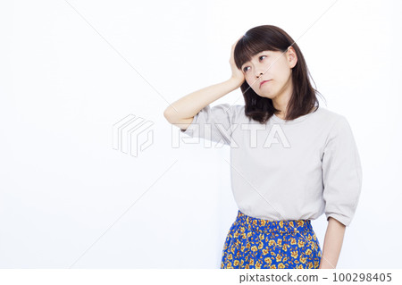 一個三十多歲的女人,頭疼 一個三十多歲的女人,頭疼 100298405