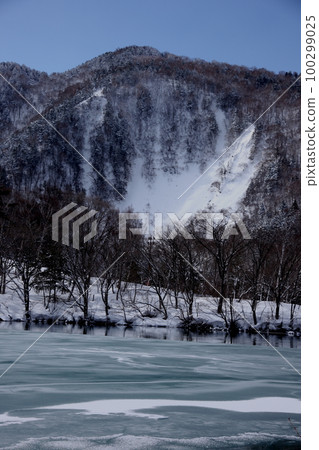 池塘雪山 池塘雪山 100299025