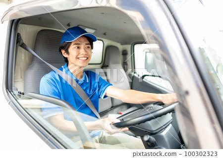 駕駛卡車的年輕男性司機 100302323