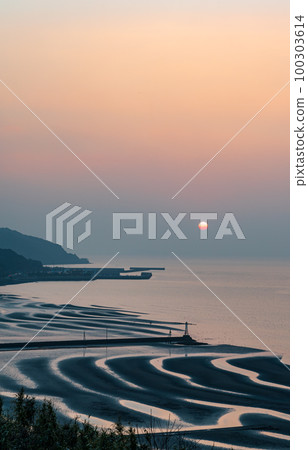日落在御手洗海岸染上黃昏 100303614