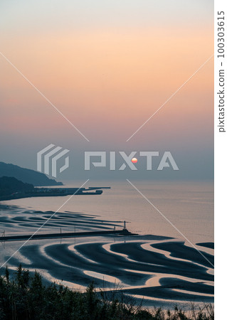 日落在御手洗海岸染上黃昏 100303615