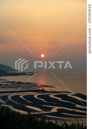 日落在御手洗海岸染上黃昏 100303616