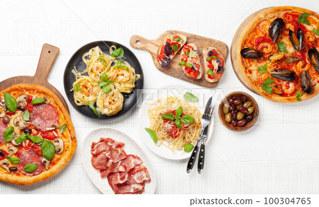 Italian cuisine. Pizza, pasta and toasts 100304765