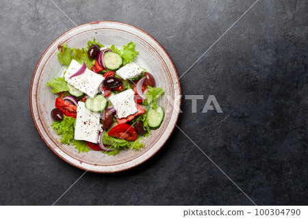 Greek salad with fresh vegetables and feta cheese 100304790
