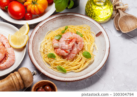 Pasta with shrimps Pasta with shrimps 100304794