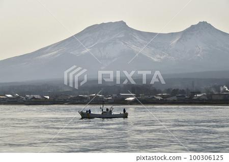 在北海道森町拍攝駒岳風光和早春捕魚的漁船 100306125
